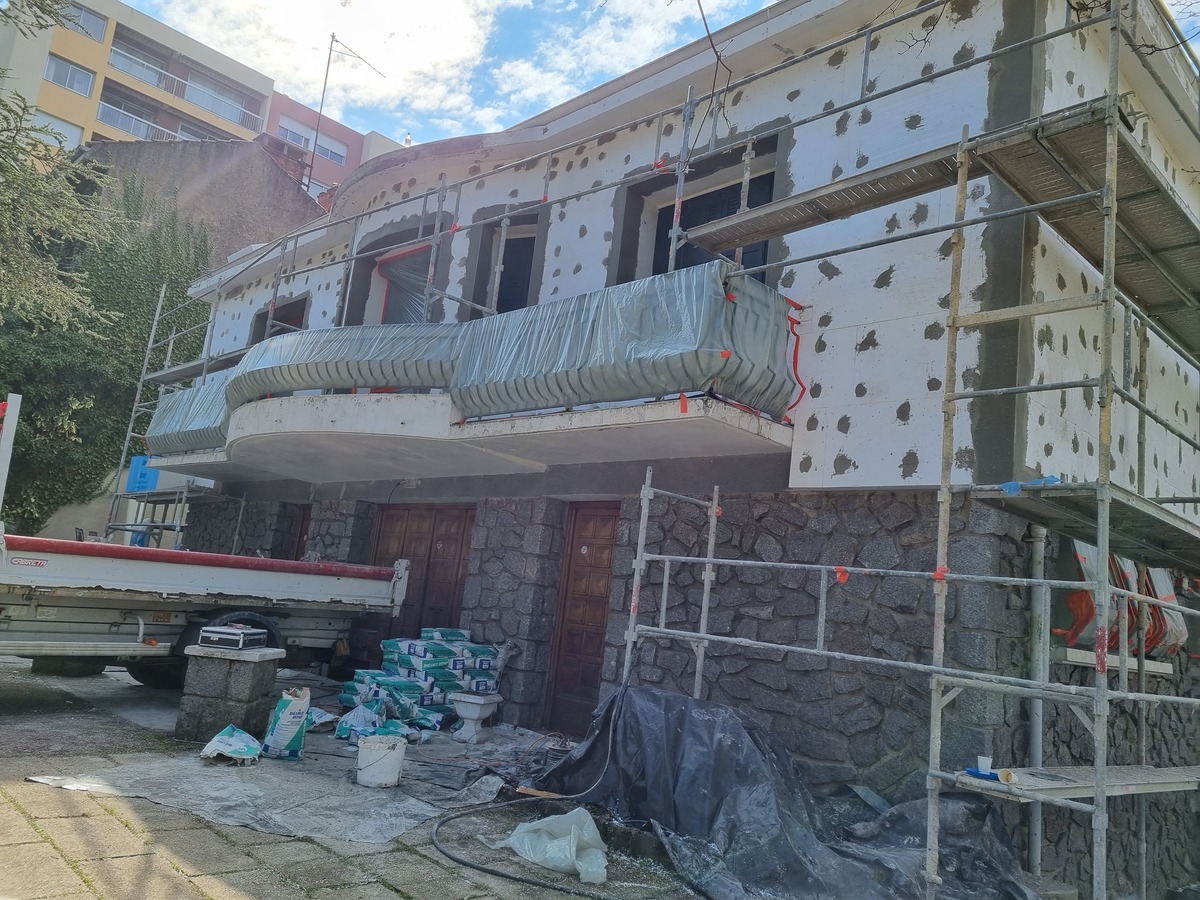 Avant / Après : Embellissement et isolation d’une maison grâce à un ravalement de façade à Saint-Étienne