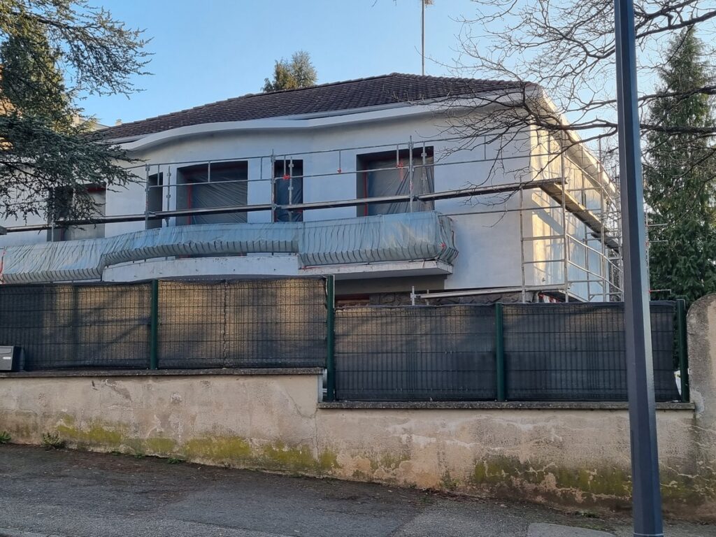 Avant / Après : Embellissement et isolation d’une maison grâce à un ravalement de façade à Saint-Étienne